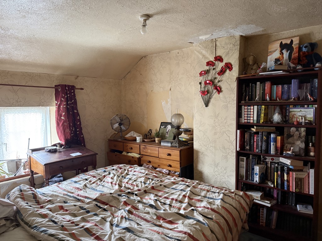 Lot: 58 - FREEHOLD DETACHED COTTAGE FOR INVESTMENT - Bedroom with wallpaper walls